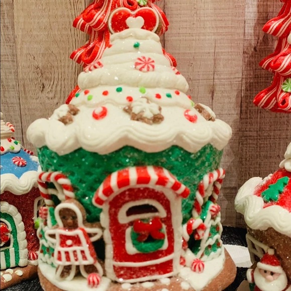 Illuminated Gingerbread Waffle Candy Cupcake House - Picture 1 of 8
